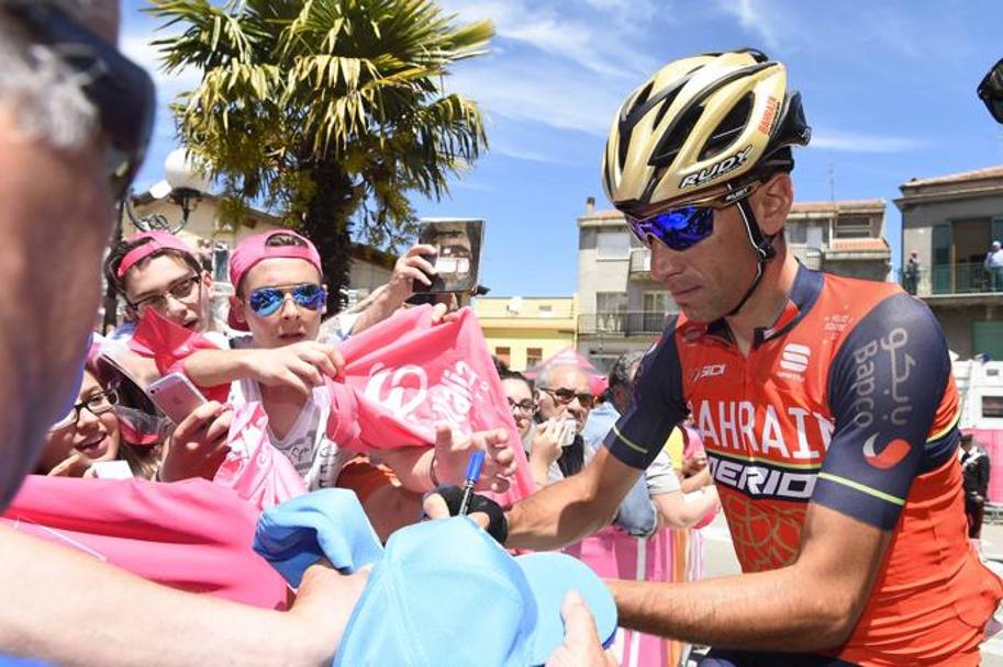 Entusiasmo e calore per Vincenzo Nibali al via della tappa. Qui il siciliano mentre firma autografi tra i tifosi. Lapresse 